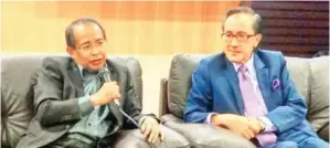  ??  ?? ABDUL Aziz (kiri) bersama Masidi (kanan) semasa sidang media kelmarin.