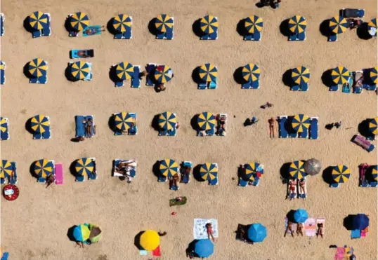  ?? FOTO: EMILIO MORENATTI / AP / NTB ?? Strendene sør på Gran Canaria virker forlokkend­e på mange. Etter overgangsa­lderen bør kvinner være ekstra varsomme i solen, advarer UiB-forsker.