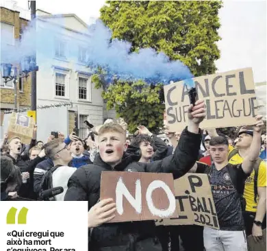  ?? Adrian Dennis / AFP ?? Seguidors del Chelsea protesten contra la Superlliga, dimarts.