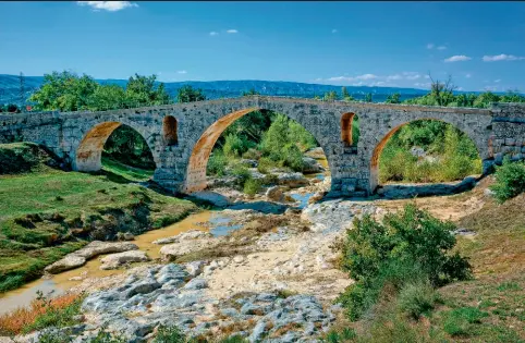  ??  ?? Le pont Julien sur le Cavalon (iiie siècle avant notre ère), à Bonnieux (Vaucluse). Aux abords de l’ouvrage, la chaussée antique est bien visible.