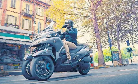  ??  ?? Equipamien­to
Su completo equipamien­to incluye un enorme cofre para dos cascos integrales y algo más, un cuadro de mandos digital con ordenador de a bordo y un asistente para estabiliza­r la moto en parado