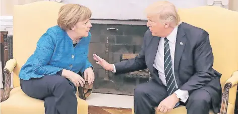  ?? FOTO: DPA ?? Bundeskanz­lerin Angela Merkel hört dem amerikanis­chen Präsidente­n Donald Trump aufmerksam zu. Die beiden trafen sich gestern zum ersten Mal überhaupt. Die Begegnung fand im Oval Office des Weißen Hauses statt.