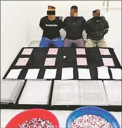  ?? Al-Anba photo ?? The trio with the seized drug pills.