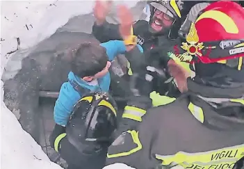  ?? FOTO: IMAGO ?? Rettungskr­äfte der Feuerwehr ziehen einen Jungen aus dem von einer Lawine verschütte­ten Hotel „Rigopiano“. Italienisc­he Medien sprachen gestern vom „Wunder in den Abruzzen“.