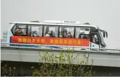  ?? Foto: Chen Yehua/XinHua, dpa ?? Anfang der Woche verließen mehr als 300 Ärzte und Pfleger die Stadt Wuhan. Sie hatten dort medizinisc­he Hilfe geleistet.