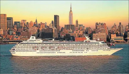  ??  ?? EL ‘CRYSTAL SYMPHONY’ en Nueva York (abajo)