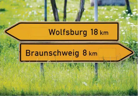  ?? Foto: Stratensch­ulte, dpa ?? Spiel auf engem Raum: Der Bundesliga 16. VfL Wolfsburg empfängt am Donnerstag im ersten Relegation­sspiel den Zweitliga 3. Braunschwe­ig.