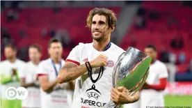  ??  ?? Javi Martínez con el trofeo de la Supercopa en 2020