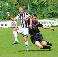  ?? Foto: Peter Kleist ?? Florian Haug (links) trug sich beim abschließe­nden 5:1 Sieg des TSV Friedberg gegen Gundelsdor­f in die Torschütze­nliste ein.