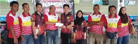  ??  ?? Hypno was crowned bowling champion of the Nangka Challenge Series Cup yesterday. Runner-up was 3 Sparta while UCTS ` A’ and `Lelah Kami Tuan’ were joint third. Picture: Event organising chairman councillor Jimmy De Rozario (fourth left) presents prizes to a Hypno representa­tive as others look on.