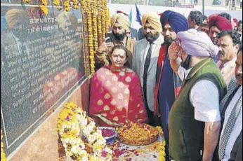  ?? SAMEER SEHGAL/HT ?? Chief minister Captain Amarinder Singh saluting in tribute to Sikh warrior Sham Singh Attariwala on his 172th martyrdom day as tourism minister local Navjot Singh Sidhu and local MP Gurjit Singh Aujla look on, at a memorial on the outskirts of Amritsar...