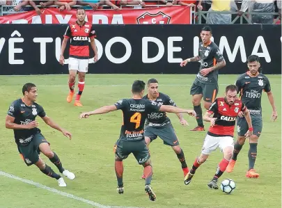  ??  ?? Com a bola, Mancuello, do Flamengo, faz fila na defesa do Corinthian­s antes de chutar e fazer um golaço