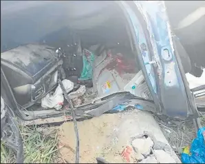 ??  ?? El vehículo quedó destrozado en su interior. Habría sufrido pérdida de pista.