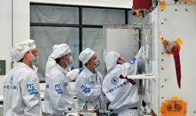 ??  ?? Le 17 septembre 2018, les ingénieurs font les derniers tests avant le lancement d’un satellite.