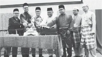  ??  ?? RASMI: Dr Annuar (tiga kiri), Foji (empat kiri), Shamsuddin (dua kiri) dan yang lain bersama-sama memotong pulut kuning sebagai simbolik perasmian Majlis Ihtifal dan Khatam Al-Quran (KAFA) Peringkat Bahagian Sibu 2018, semalam.