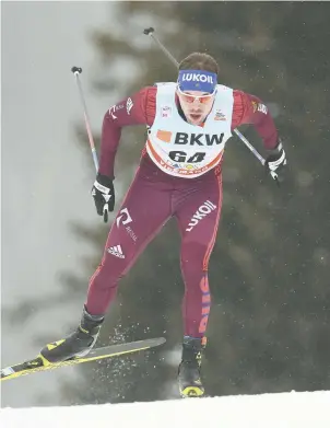  ??  ?? Le Russe Sergey Ustiugov pendant l’épreuve de ski de fond de 15 km style libre présentée à Davos, en Suisse, dimanche. - Associated Press: Gian Ehrenzelle­r