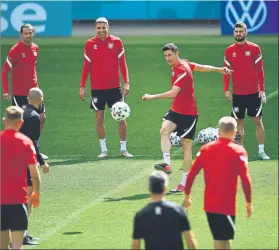  ?? FOTO: EFE ?? Robert Lewandowsk­i (c), ayer durante el entrenamie­nto de la selección polaca