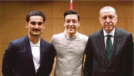  ??  ?? Turkish President Recep Tayyip Erdogan (right) with Ilkay Gundogan (left) and Mesut Ozil in London on May 13, 2018.