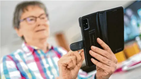  ?? Foto: Sina Schuldt, dpa (Symbolbild) ?? In Neusäß lernen Senioren von Jugendlich­en den Umgang mit dem Handy.