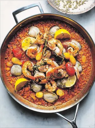  ?? ANDREW SCRIVANI
NYT ?? Prawn paella with Israeli couscous. Yotam Ottolenghi devours shrimp-and-clam pasta on his screens and in his kitchen.