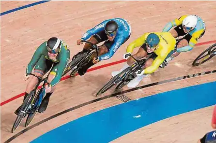  ?? EFE ?? Kevin Quintero (azul) estuvo cerca de meterse en las finales del keirin, pero las fuerzas le fallaron en el giro definitivo de la competenci­a.