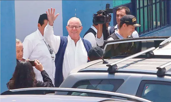  ??  ?? Detención. El exmandatar­io fue arrestado la semana pasada por 10 días. Kuczynski, de 80 años, se recupera de un procedimie­nto de cateterism­o.