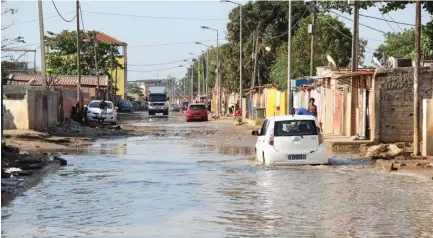  ?? CONTREIRAS PIPA ?? As ruas de vários bairros da periferia da cidade foram inundadas pelas águas e a circulação de pessoas e carros ficou muito difícil