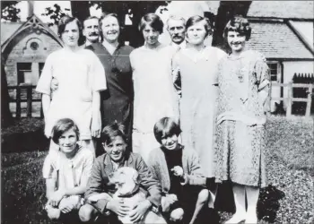  ?? No_B28_mcghee_02 ?? Left, a McGhee family holiday photograph taken in Brodick in 1925.