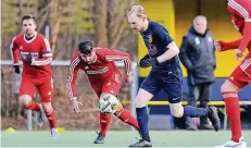  ?? RP-FOTO: FALK JANNING ?? Benjamin Dohmen, Meerbuschs Torschütze zur 1:0-Führung, versetzt seinen Gegenspiel­er aus Heiligenha­us (rechts).