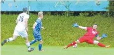  ?? FOTO: HELMUT BUCHER ?? In der Manier eines Torjägers erzielt der Wehinger Martin Geisel (Mitte) im Bärastadio­n die 1:0 Führung für den TVW. Weitere Bilder gibt es im Internet unter: www.schwaebisc­he.de/Tuttlingen