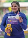  ?? DAVID J. PHILLIP/ASSOCIATED PRESS ?? Chase Ealey celebrates after a medal ceremony for the women’s shot put Saturday at the World Athletics Championsh­ips in Eugene, Ore.