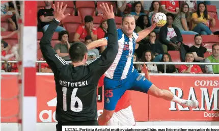  ??  ?? LETAL. Portista Areia foi muito vaiado no pavilhão, mas foi o melhor marcador do jogo