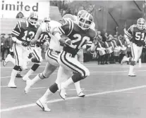  ?? IAN CALDWELL FILES ?? Ken Mceachern returns one of the 10 intercepti­ons he made in 1980. Over his career, he returned picks for 799 yards