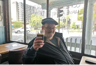  ?? PHOTOS: JONATHAN MYERS ?? Left, Bob Anderson enjoys a drink inside the Stag & Hounds