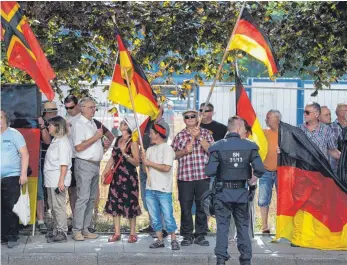  ?? FOTO: DPA ?? Teilnehmer einer Demonstrat­ion der islamfeind­lichen Pegida-Bewegung anlässlich des bevorstehe­nden Besuchs von Bundeskanz­lerin Merkel (CDU) im Sächsische­n Landtag.