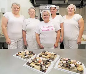  ??  ?? Drži se tradicije, recepata koje je Sandra naslijedil­a od mame i svekrve, i to prolazi kod kupaca, baš kao i torte u kojima pusti mašti na volju