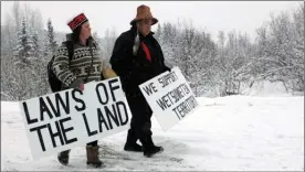  ?? The Canadian Press ?? Todd Nelson and Christy Brown from the Nisga’a Nation arrive in support of the Unist’ot’en camp and Wet’suwet’en First Nation gather at a campfire off a logging road near Houston, B.C.