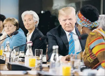  ?? COLE BURSTON / BLOOMBERG ?? Trump saluda a Winnie Byanyima, directora de Oxfam, en una reunión del G-7 celebrado en Quebec en el 2018