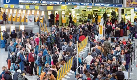  ?? Foto: Uwe Anspach, dpa ?? Die Kontrolleu­re am Frankfurte­r Flughafen fertigen im Schnitt 80 Passagiere pro Stunde ab. Andere Flughäfen in Amsterdam, Madrid oder Brüssel schaffen in der gleichen Zeit doppelt so viele Fluggäste.