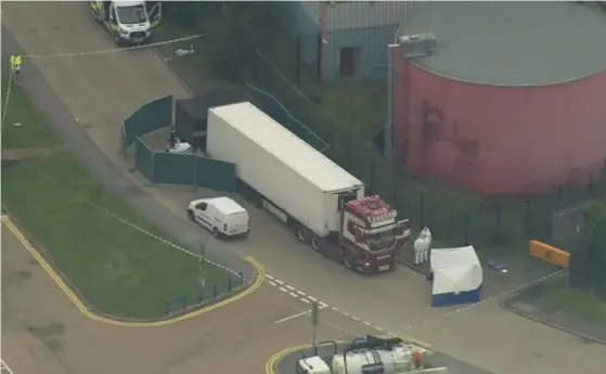  ?? FOTO: TT/AP-UK POOL ?? Brittisk polis undersöker lastbilen där 39 personer hittats avlidna i en container som tros ha kommit från Bulgarien.