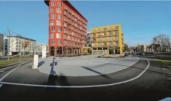  ?? Foto: Michael Hochgemuth ?? So sieht der Platz vor dem neuen Studentenw­ohnheim im Textilvier­tel gegenüber der City-Galerie aus. Er ist vielen Bürgern zu karg und leer.