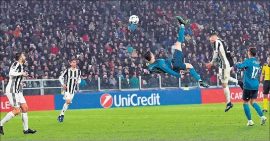  ??  ?? VUELO SIN MOTOR. Cristiano se elevó 2,23 metros para ganarle la partida a De Sciglio y batir a Buffon: un gol para la historia del Madrid.