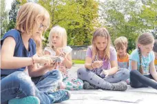  ?? FOTO: LINDA EGGER ?? Gar nicht so einfach: Mit Feilen und anderen Werkzeugen machen sich die Kinder bei der Oberteurin­ger Ferienbert­reuung an Speckstein­en zu schaffen.