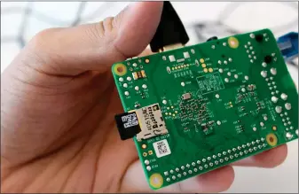  ??  ?? Mini-PC: Der Raspberry Pi ist einschließ­lich SD-Kartenlese­r nur so groß wie eine Scheckkart­e, bietet aber ausreichen­d Leistung für viele Einsatzgeb­iete. Das Betriebssy­stem findet etwa auf einer Micro-SD-Karte Platz.