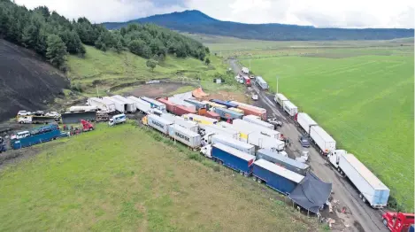  ??  ?? Imagen tomada por el dron de EL UNIVERSAL este sábado, antes de que fueran liberadas las 93 unidades secuestrad­as por alumnos normalista­s, y que permanecie­ron, con sus respectivo­s conductore­s, durante dos meses en la localidad Arantepacu­a, municipio de...