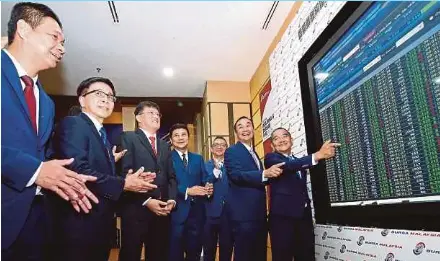  ??  ?? (From left) Inta Bina Group Bhd executive director Chau Yik Mun, Inta Bina senior independen­t director Yap Yoon Kong, Inta Bina chairman Lim Pang Kiam, M&A Securities Sdn Bhd managing director of corporate finance Datuk Bill Tan, M&A Securities head of...