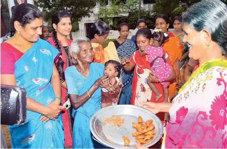  ?? AN photo ?? Women in Thulasenth­irapuram village in the Nagapattin­am district of the Indian state of Tamil Nadu distribute sweets to celebrate Kamala Harris’ victory.