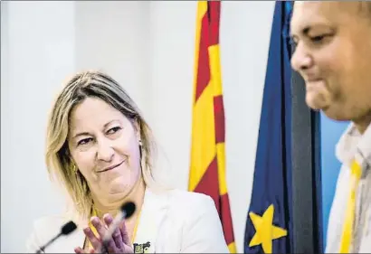  ?? XAVIER CERVERA ?? Neus Munté se mostró muy contenta del resultado de las primarias que le enfrentaro­n a Carles Agustí