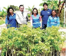  ??  ?? APORTE. Las plantas servirán para mejorar el ornato de la institució­n educativa.