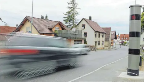  ?? FOTO: TOBIAS REHM ?? Einer der beiden Blitzer, die in Ochsenhaus­en in der Memminger Straße stehen. Stadteinwä­rts wurden seit Inbetriebn­ahme des Messgeräte­s im November nachts 1611 Fahrzeuge geblitzt, tagsüber 171.